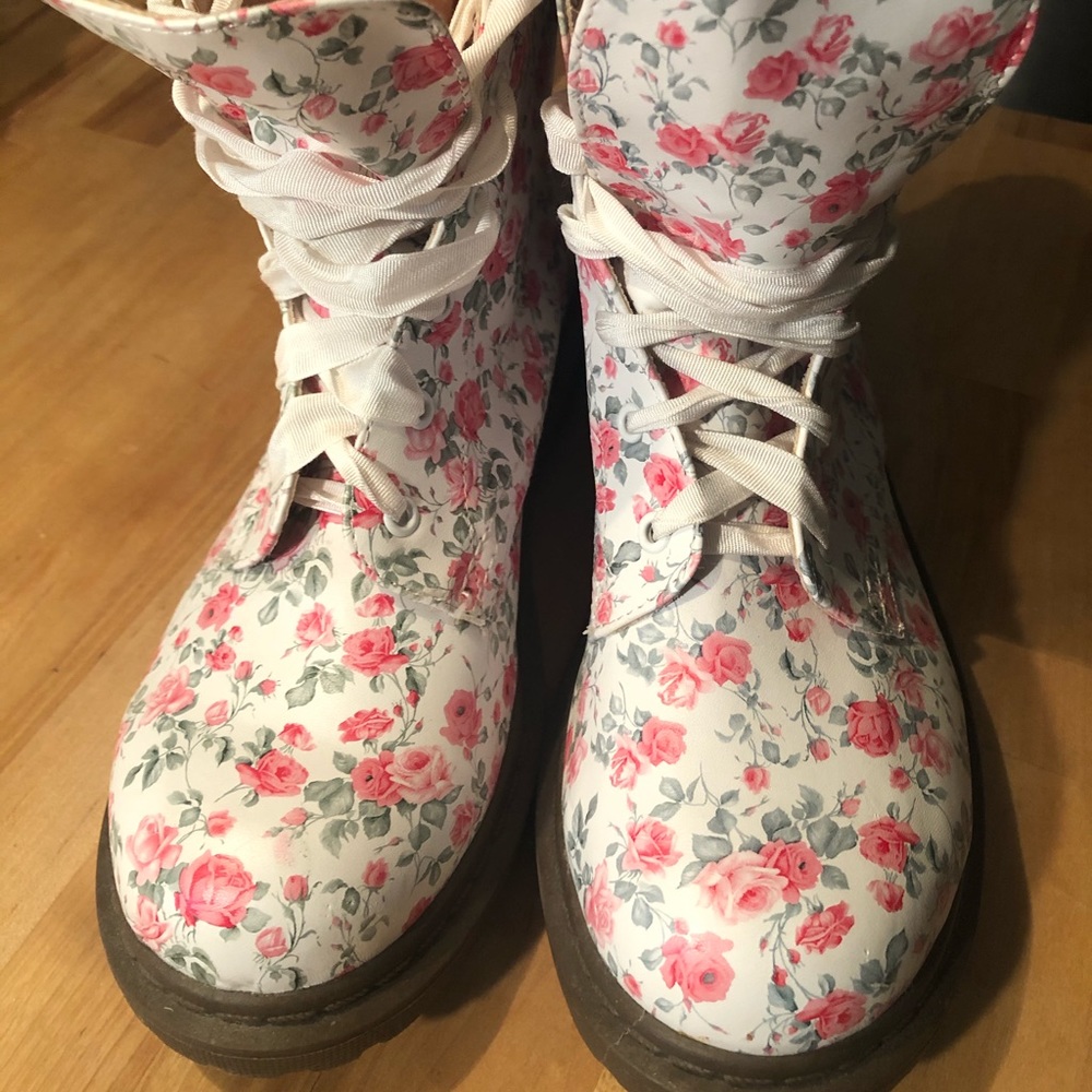 🥾🌸🌺 Floral hiking style boots 🌺🌸🥾